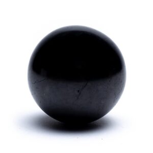 Image d'une boule de shungite noire polie de forme sphérique, affichée sur un fond blanc. Cette pierre minérale de 4 cm de diamètre présente une surface lisse avec un aspect légèrement brillant et des nuances subtiles de textures internes sombres. La shungite est reconnue pour ses propriétés purificatrices et antibactériennes, ainsi que pour sa capacité à protéger contre l’électrosmog, en particulier dans les environnements informatiques. Cette représentation asiatique naturelle de la pierre, originaire d’Inde, est idéale pour les collectionneurs de minéraux ou pour un usage en lithothérapie.