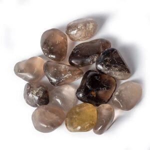 Gros plan de plusieurs pierres polies en quartz fumé de qualité A, présentant des nuances naturelles variant du brun clair au brun foncé avec des inclusions visibles, posées sur un fond blanc neutre. Ces pierres aux formes arrondies et lisses sont utilisées pour la lithothérapie et la décoration, symbolisant équilibre et protection énergétique.