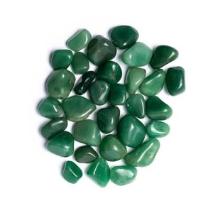 Gros plan sur un ensemble de pierres polies en quartz vert de qualité A, de tailles variant entre 2 et 4 cm, présentant des nuances riches et variables de vert. Ces pierres naturelles sont rondes et lisses, avec une finition brillante qui met en valeur leur beauté et leurs textures uniques, idéales pour la lithothérapie, la méditation, ou la décoration naturelle. Destinées à évoquer abondance, prospérité, équilibre émotionnel et créativité, elles sont présentées sur un fond blanc neutre pour une visibilité optimale.